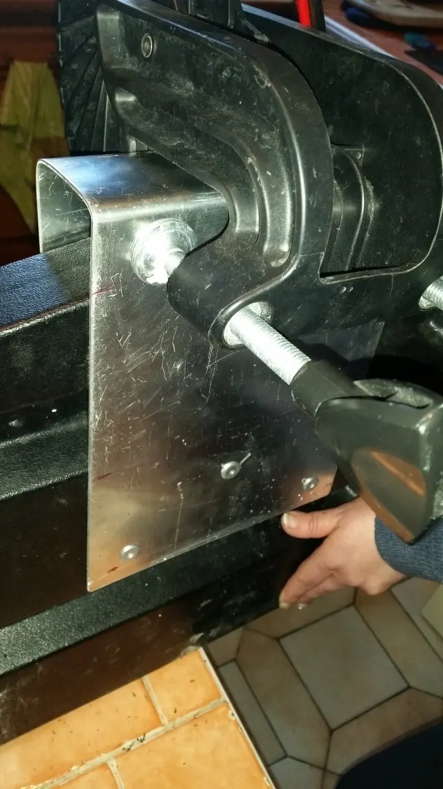 [porta bote] - custom - renfort pour moteur électrique arrière Etrier11